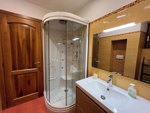 Douche, sèche-cheveux, bidet, serviettes fournies