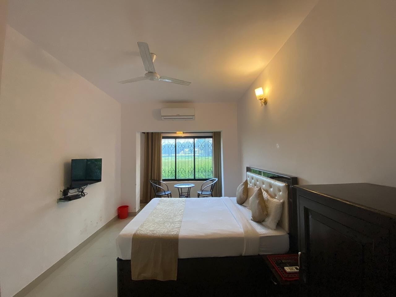 Quarto casal, vista para o jardim | Cortinas blackout, Wi-Fi de cortesia