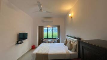 Quarto casal, vista para o jardim | Cortinas blackout, Wi-Fi de cortesia