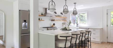 Refrigerador, microondas, horno y parrilla de estufa