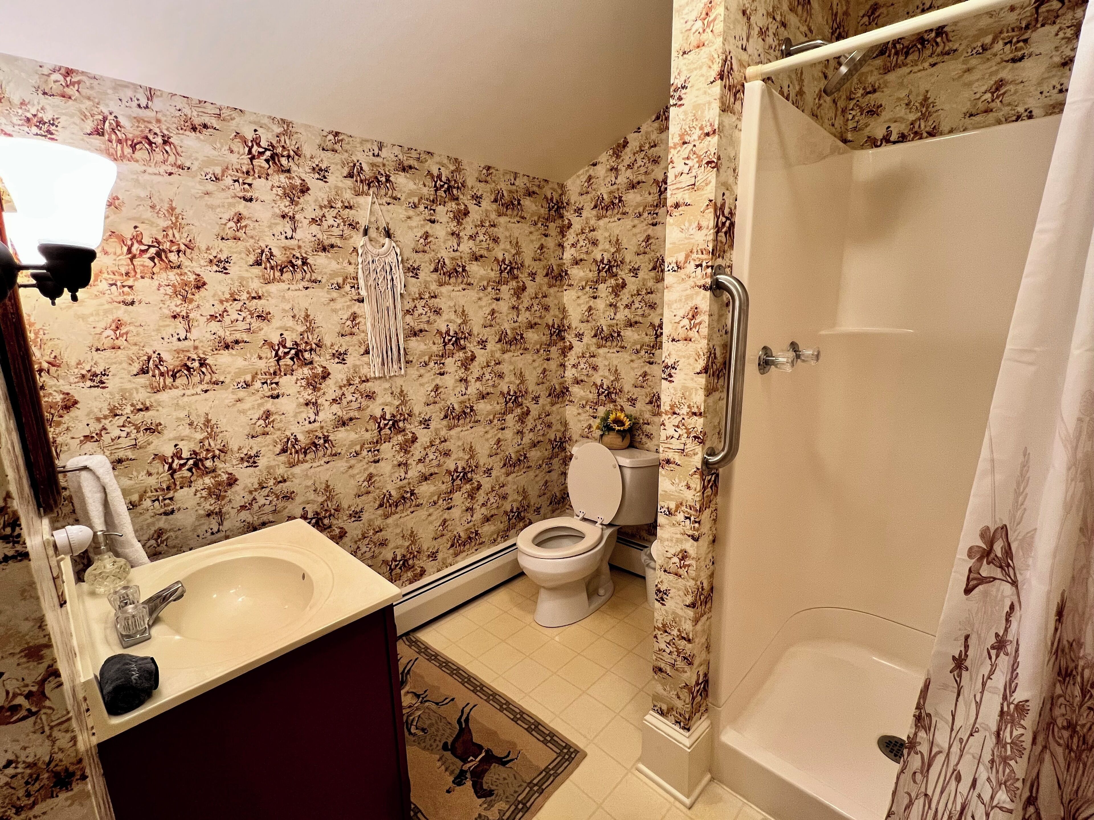 Un baño con inodoro, lavabo y ducha.