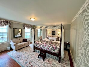 Individually decorated, individually furnished, free WiFi, bed sheets - The Oak & Anchor Inn (Keuka Park)