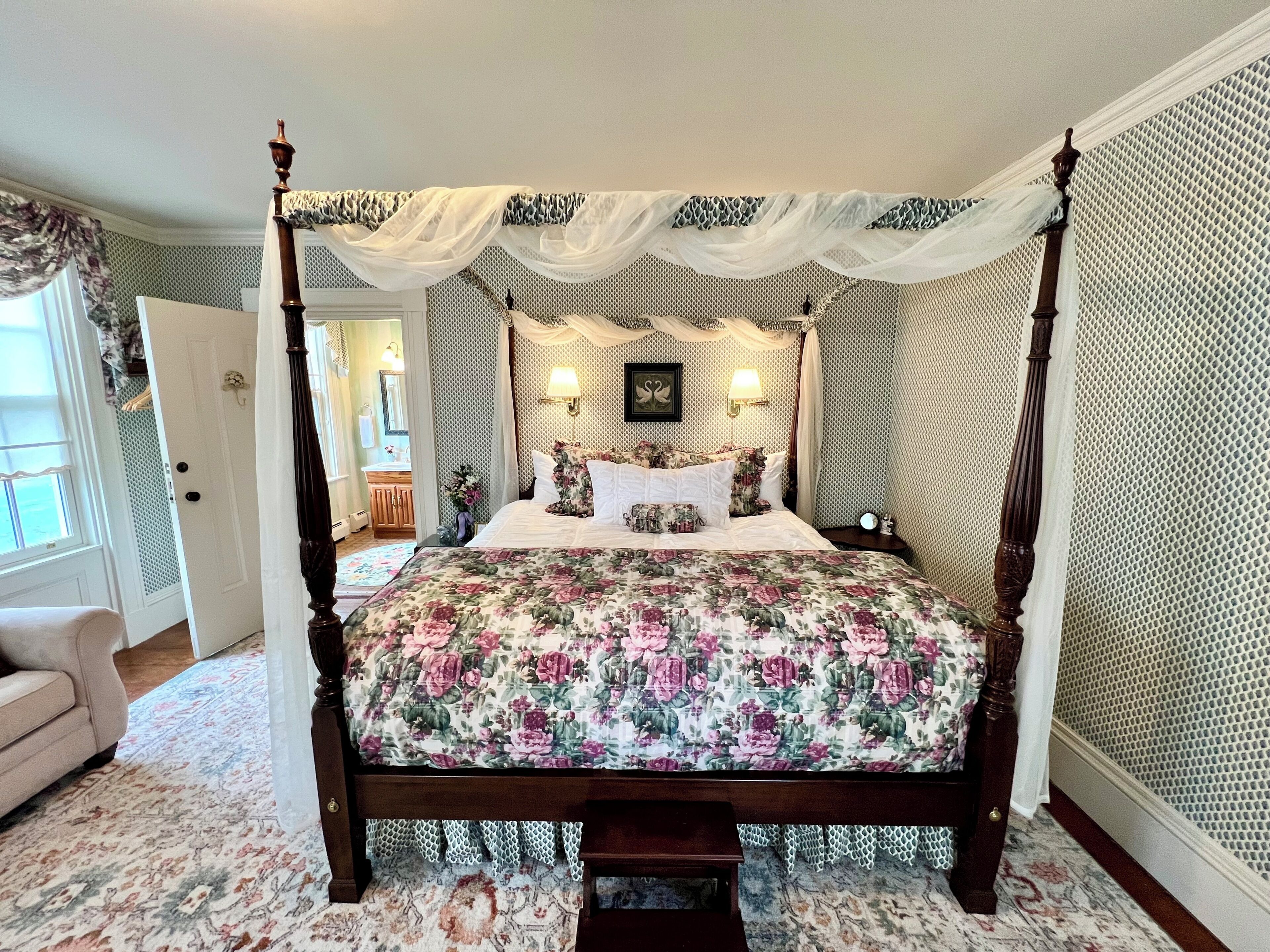 Habitación doble Deluxe, vista parcial al lago | Decoración personalizada, muebles diferentes y wifi gratis 