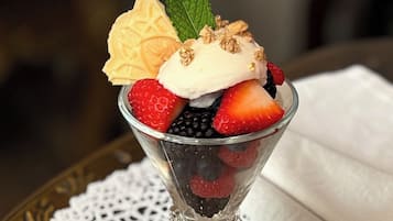 Café da manhã completo grátis todos os dias