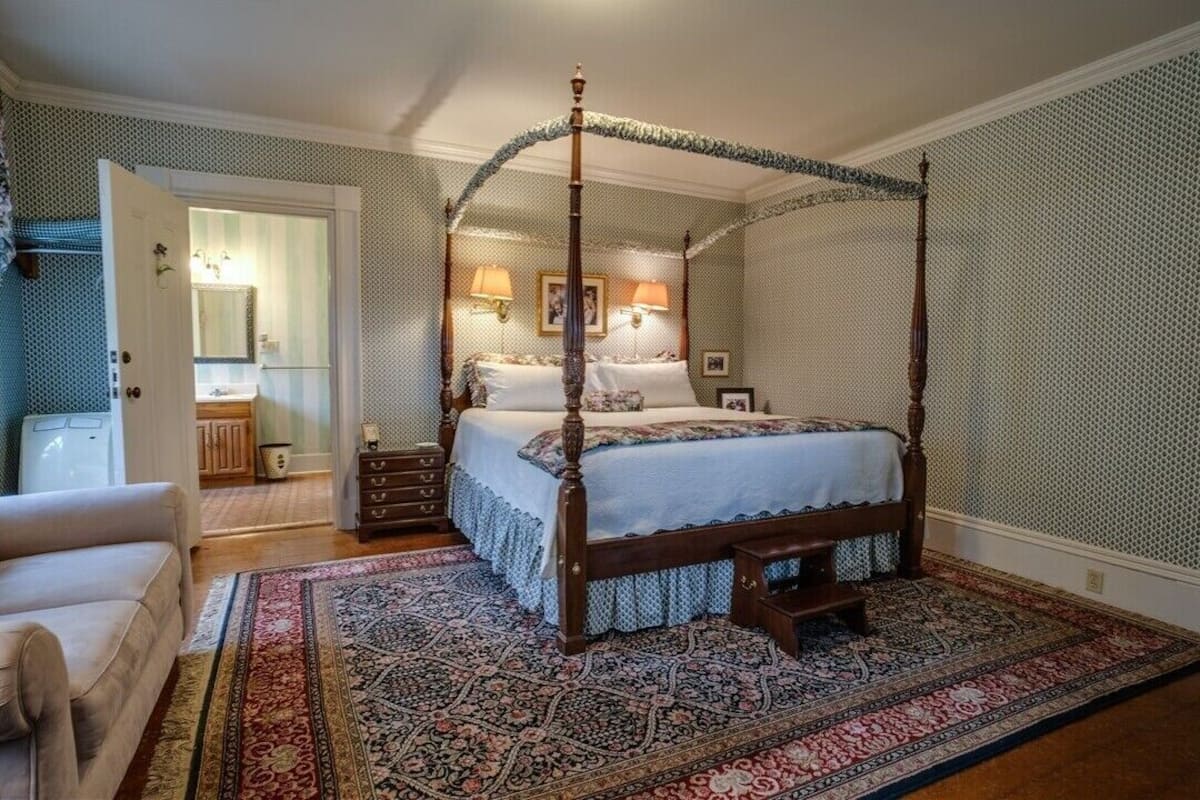 Habitación Deluxe doble, vistas parciales al lago | Decoración individual, mobiliario individual, wifi gratis y ropa de cama