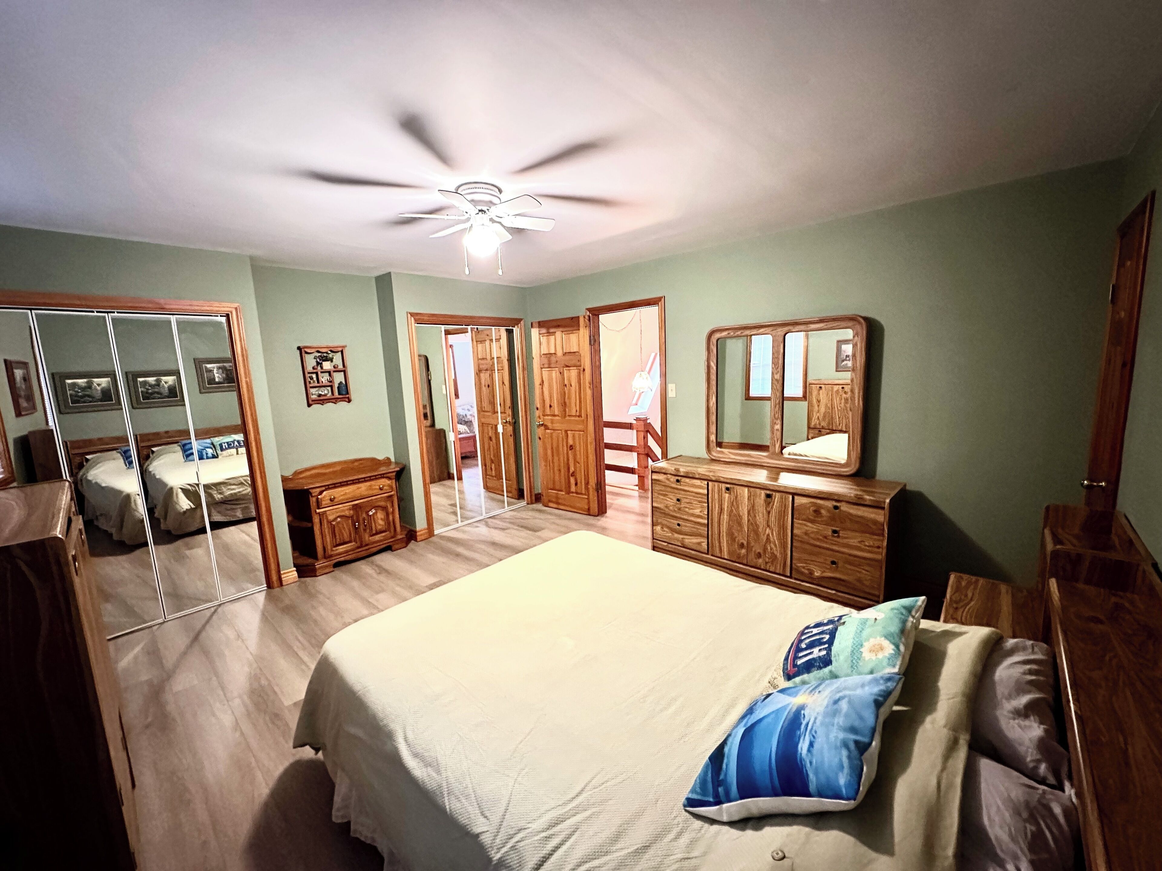 4 habitaciones, tabla de planchar con plancha y cuna de viaje 