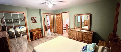 4 habitaciones, tabla de planchar con plancha y cuna de viaje