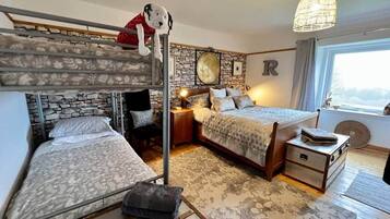 4 bedrooms, iron/ironing board, WiFi, bed sheets