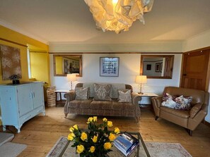 Living area - InEdra Farmhouse- Pitlochry with wood fired HotTub (Pitlochry)