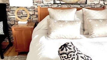 4 habitaciones, tabla de planchar con plancha, wifi y ropa de cama