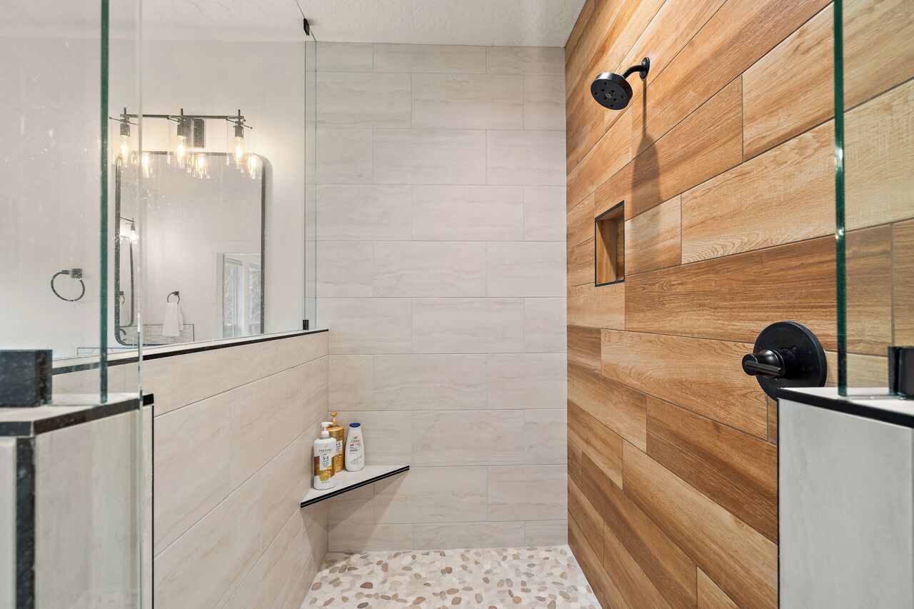 Sèche-cheveux, serviettes fournies, savon, papier toilette