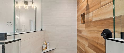 Sèche-cheveux, serviettes fournies, savon, papier toilette