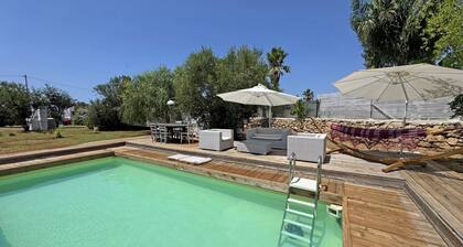Property just a few metres from the sea