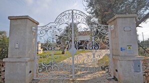Property grounds - Property just a few metres from the sea (Alliste)