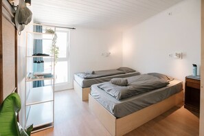Club Quadruple Room | Free WiFi - Surfbase Lisbon (Costa da Caparica)