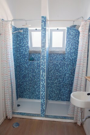 Towels, toilet paper - Surfbase Lisbon (Almada)