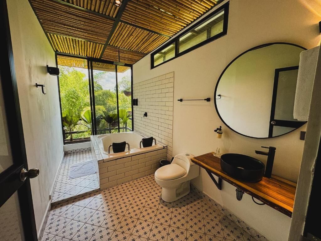Suite Luxe, 1 très grand lit, balcon | Salle de bain | Serviettes fournies, shampoing, papier toilette