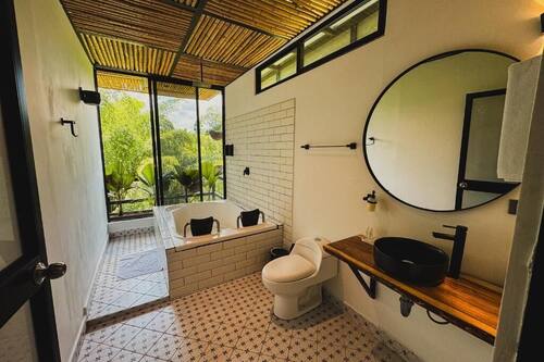 Suite Luxury, 1 letto king, balcone | Bagno | Asciugamani, shampoo, carta igienica