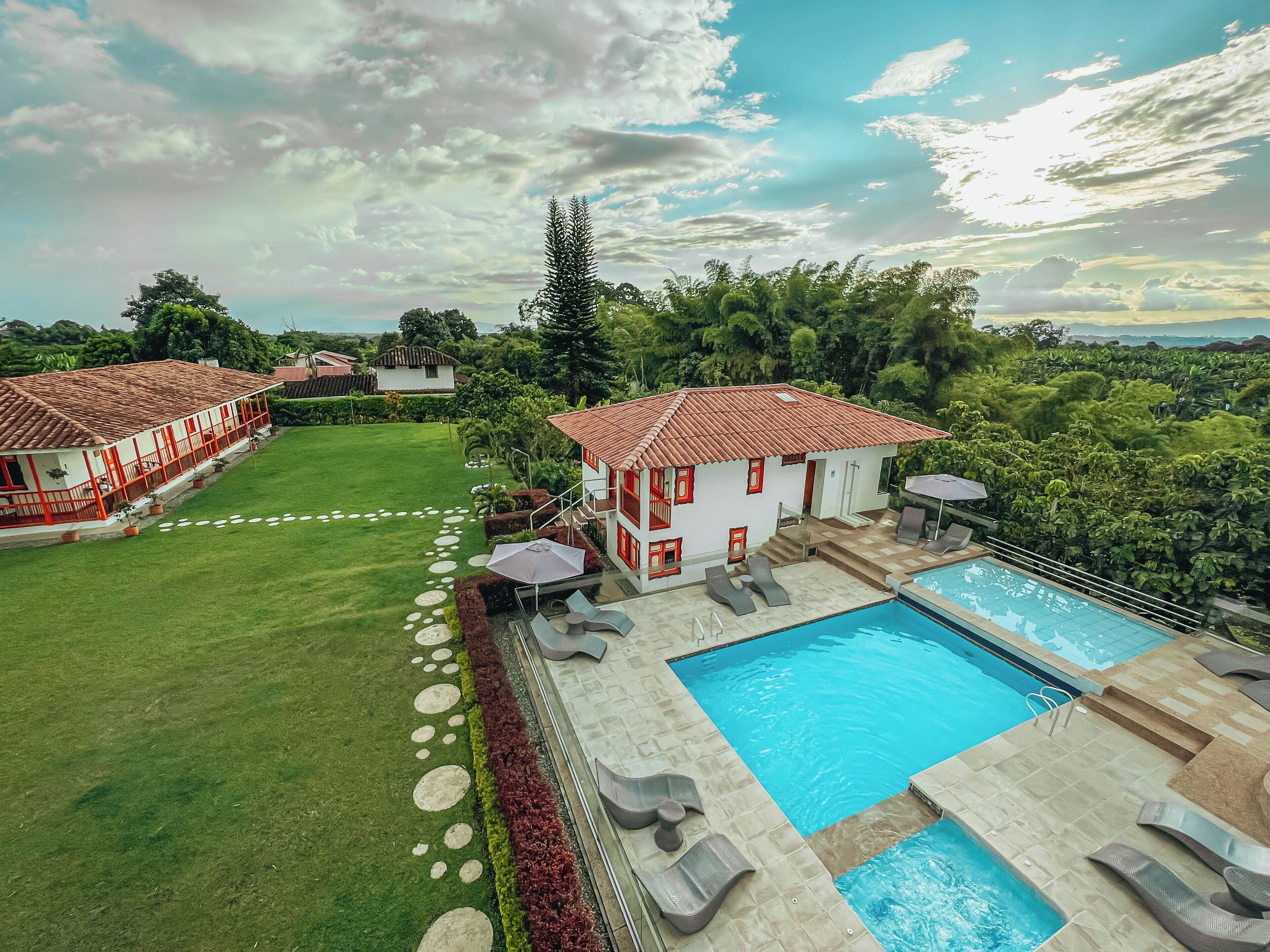 Una piscina al aire libre