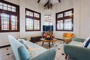TV - Casa Blue Wind • Private Home with Pool & A/C near Manuel Antonio Beaches (Quepos)