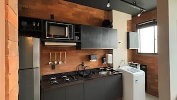 Geladeira, talheres/pratos/utensílios de cozinha