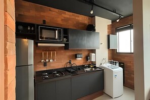 Tủ lạnh, dụng cụ nấu nướng/bát dĩa/dao nĩa 