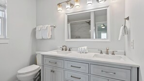 Hus (4 Bedrooms) | Badeværelse | Badekar