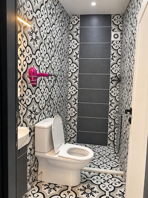 A bathroom with a toilet, sink, and shower. - SAFİR HOUSE (Bursa)