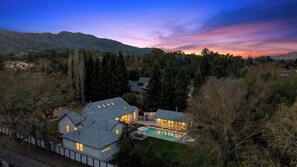 A residential area with houses, a swimming pool, and a mountainous backdrop. - Casa Sonoma by Avantstay Private Pool + Hot Tub + Theater Minutes to Sonoma Plaza + Top Wineries (Sonoma)