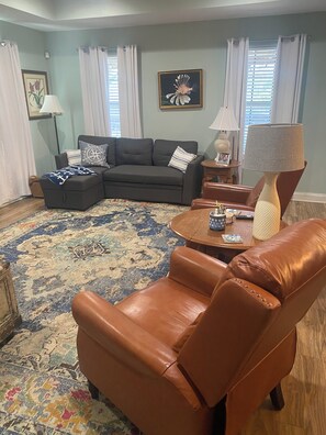 Living area - Peaceful and Cozy 3 Bedroom house on the water in Bay St Louis! Sleeps 6. (Bay St. Louis)