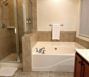 Hair dryer, towels, soap, shampoo - 5 min Walk to GWCC, Mercedes-Benz, World Cup! (Atlanta)
