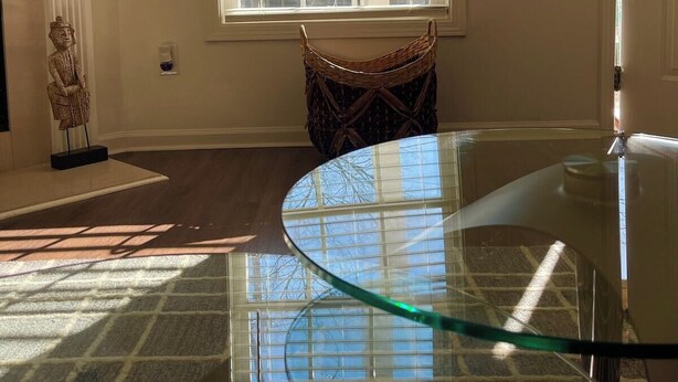 A room with a glass table, a statue, a wicker basket, and a window with blinds. - 5 min Walk to GWCC, Mercedes-Benz, World Cup! (Atlanta)