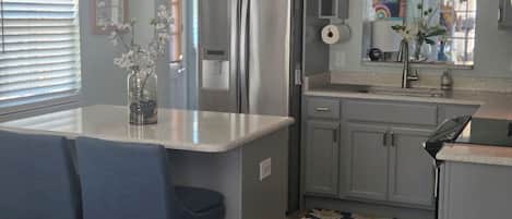 Réfrigérateur, micro-ondes, four, plaque de cuisson