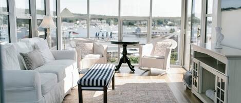 Smart-tv, eldstad och böcker