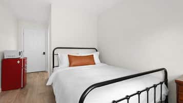 مكتب ومساحة عمل للكمبيوتر المحمول وستائر تعتيم ومكواة/لوح كي