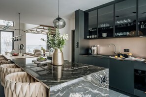 Luxury Villa, Hot Tub | Private kitchen