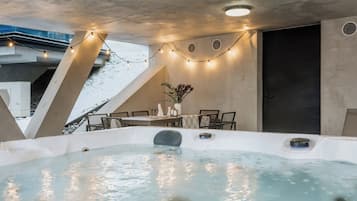 Private spa tub