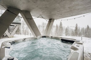 Private spa tub