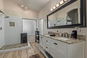 Hair dryer, towels, soap, shampoo - Desert Dame, cool play pool & Patio Family Friendly sleeps 9. (Mesa)