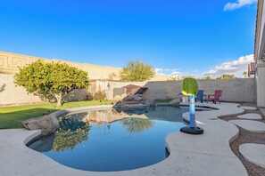 Outdoor pool - Desert Dame, cool play pool & Patio Family Friendly sleeps 9. (Mesa)