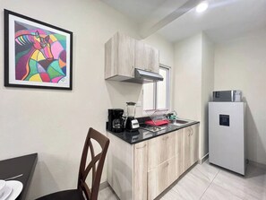 Refrigerador con freezer, microondas, placa de cocina