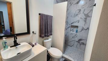 舒適開放式客房 | 浴室 | 淋浴設備、吹風機、毛巾、肥皂