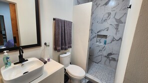 舒適開放式客房 | 浴室 | 淋浴設備、吹風機、毛巾、肥皂