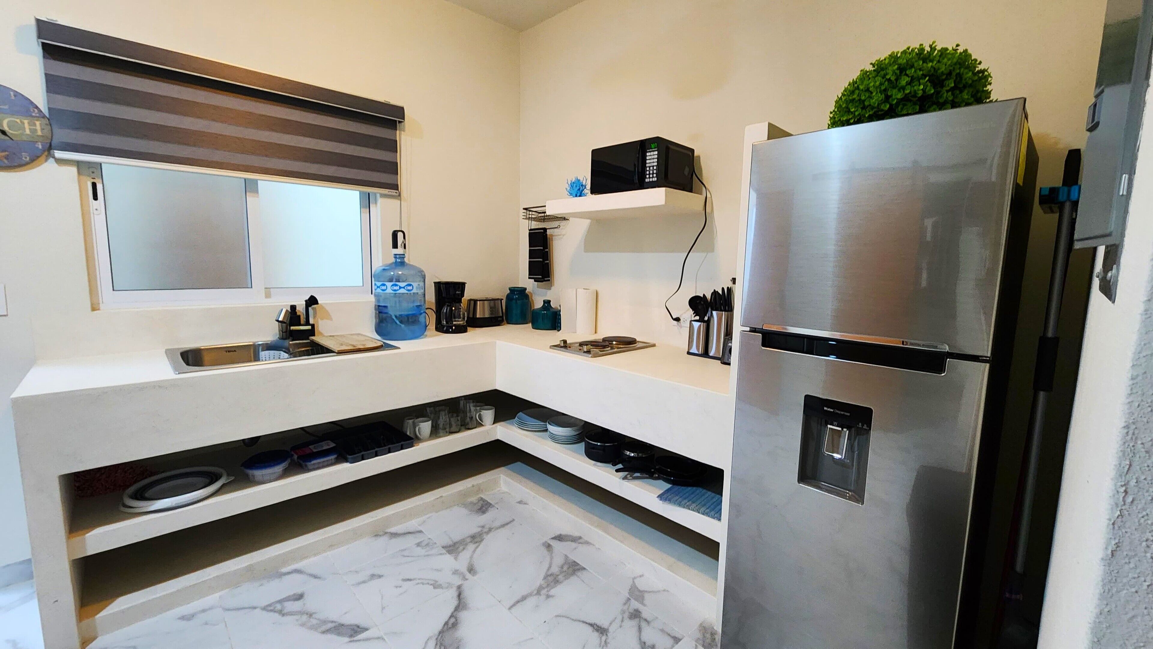 大型冰箱、微波爐、爐台、鍋具/餐盤/廚房用品