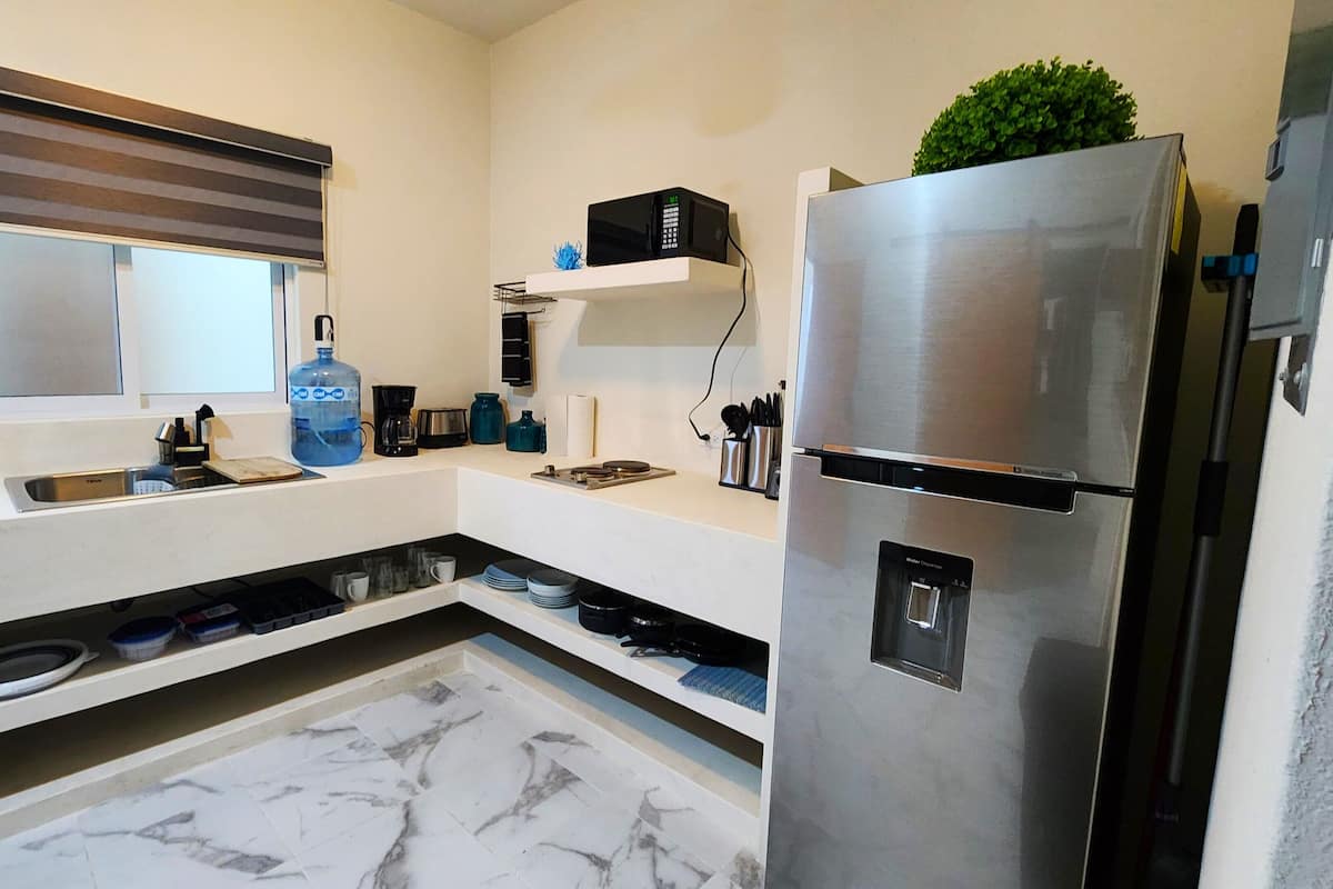 大型冰箱、微波爐、爐台、鍋具/餐盤/廚房用品