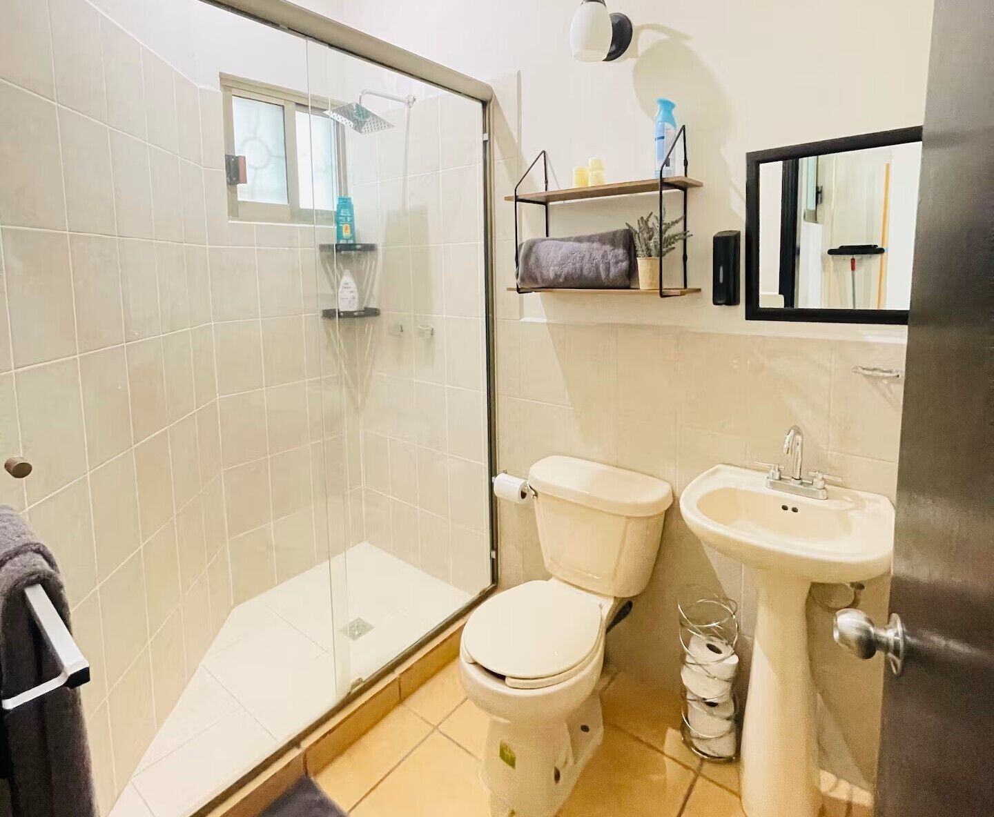 舒適開放式客房 | 浴室 | 淋浴設備、吹風機、毛巾、肥皂