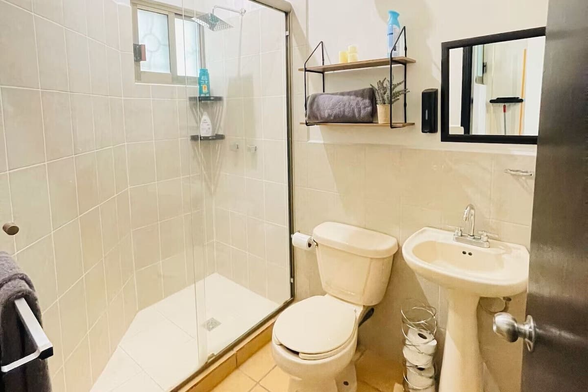 舒適開放式客房 | 浴室 | 淋浴設備、吹風機、毛巾、肥皂