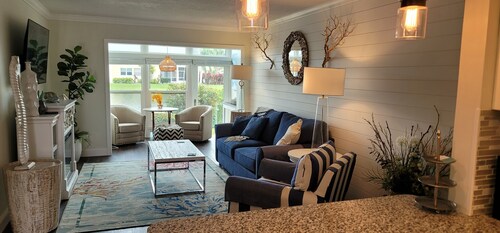 Vero Isles,Canal View, Boaters Welcomed,Short Term,Fully Furnished,1/1,Upscale!