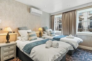 4 habitaciones, tabla de planchar con plancha, wifi y ropa de cama 