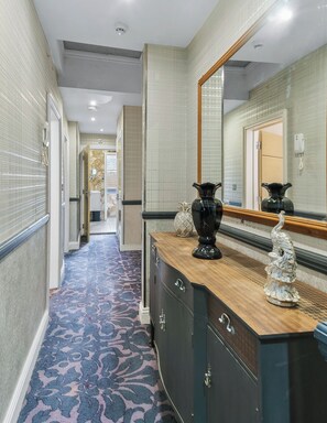 Interior - Spacious and Luxury 4 bedroom Apartment in Central London (London)